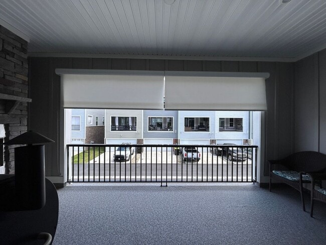 Building Photo - Spacious 4-Bedroom Townhome with Garage & ...