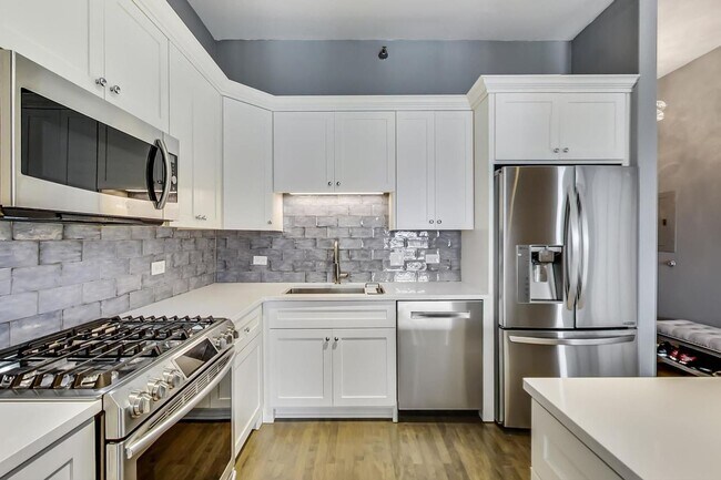 Building Photo - 2BD/2BTH PENTHOUSE  WITH PRIVATE TERRACE I...