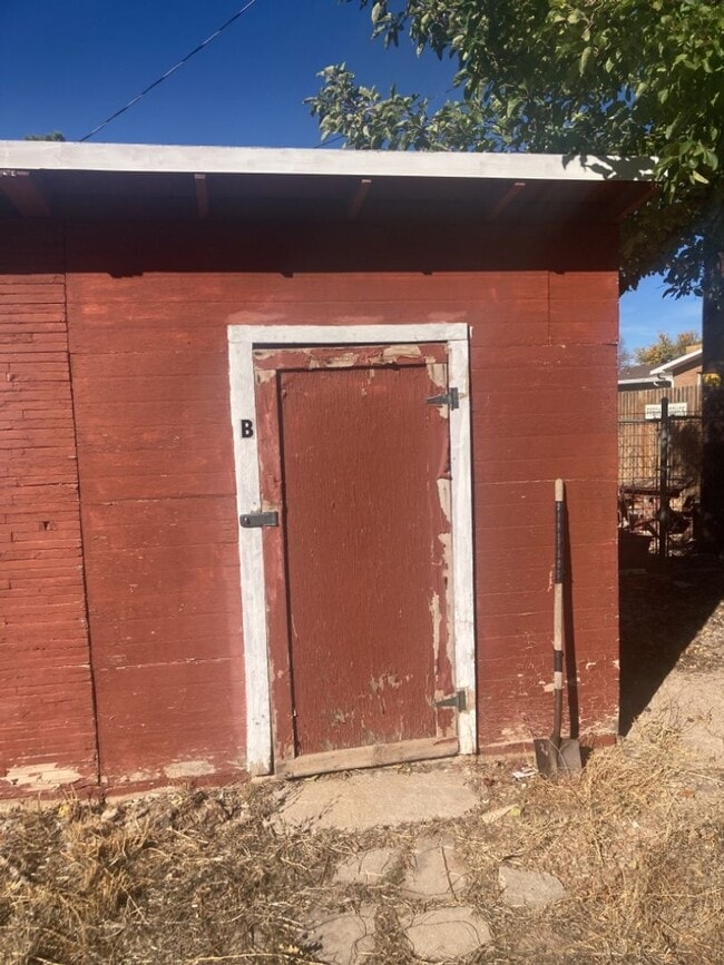 Building Photo - Move-In Bonus - 2 bed, 1 bath Basement Apa...