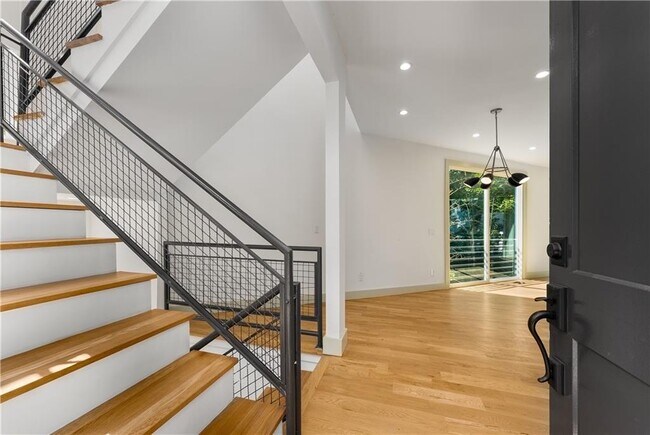 Building Photo - 335 Eureka Dr NE