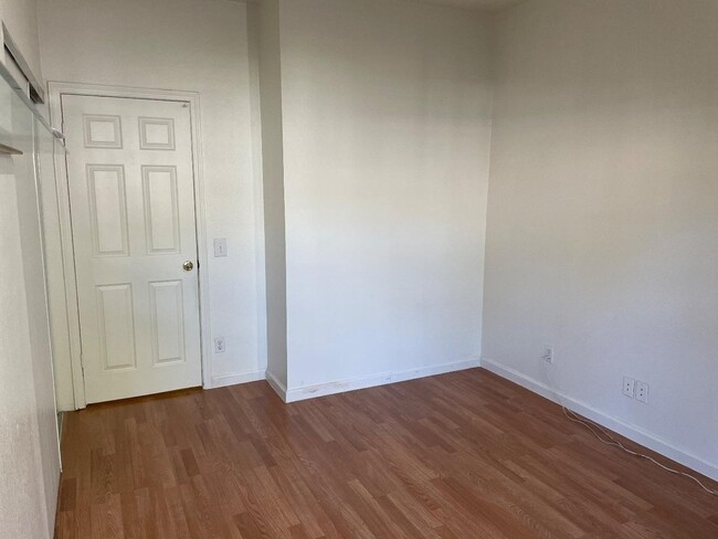 Building Photo - 3648 Birchwood Terrace