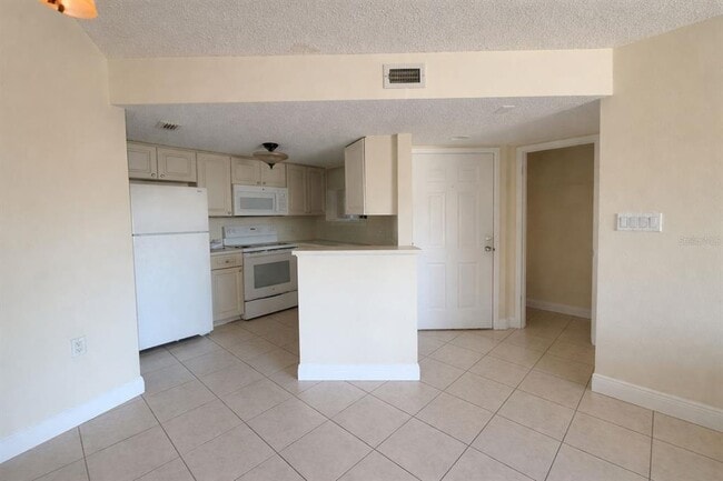 Building Photo - 1908 Lake Atriums Cir