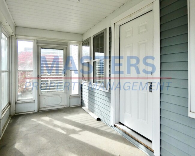 Building Photo - Spacious 3 bed 2 bath House