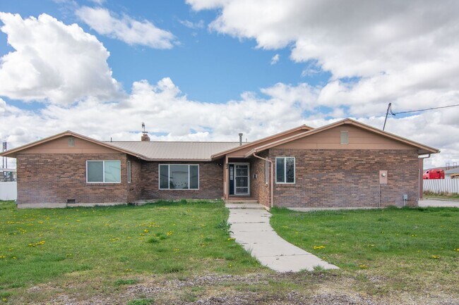 Building Photo - Spacious 3 Bed 2 Bath Brick Home with RV Parking, Shop Space & Large Yard in Tremonton!