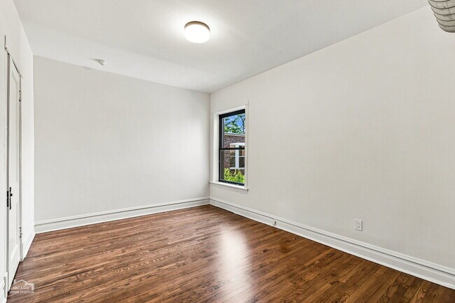 Building Photo - 5402 S Woodlawn Ave