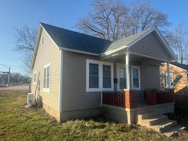 Building Photo - 307 S Locust St