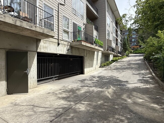 Building Photo - Beautiful 2 Bed 2 Bath Condo Near Sacred H...