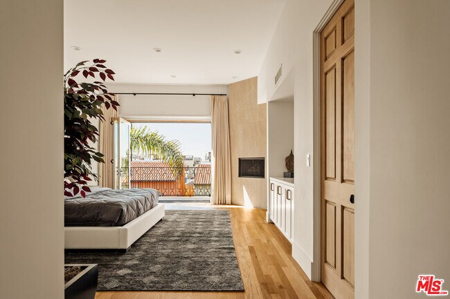 Building Photo - 3807 Vía Dolce