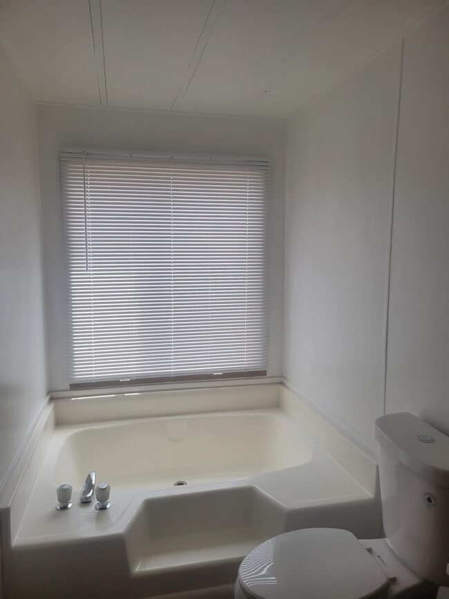 Building Photo - 3 Bed 2 Bath