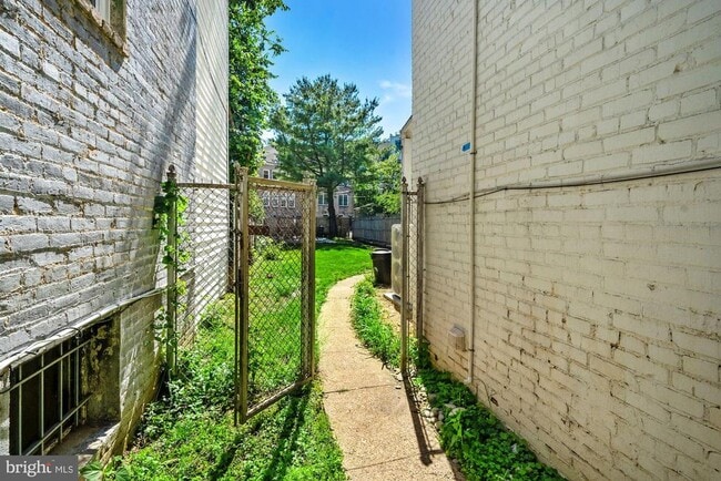 Building Photo - 747 Kentucky Ave SE