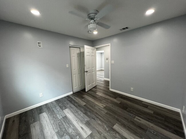 Building Photo - Remodeled 3 Bedroom 2 Bath House with 4 Ca...