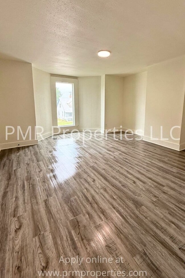 Building Photo - 6 Bedrooms / 3.5 Bathrooms House