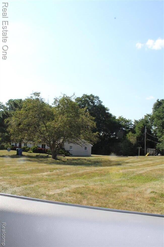 Building Photo - 37 /39 Maplecrest Dr