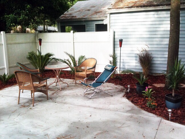 Side patio - 875 NW 11th Ave