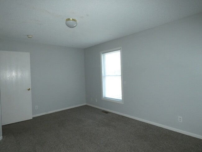 Building Photo - Town Home in North Kansas City!