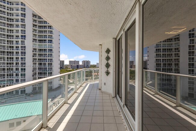 Building Photo - 16445 Collins Ave