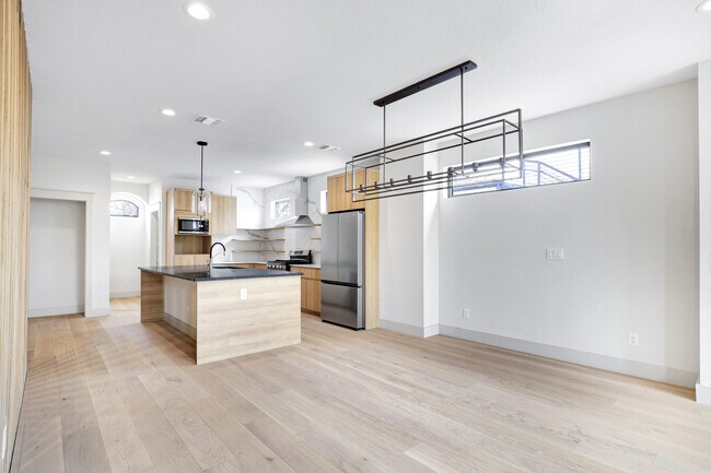 Building Photo - 218 Pinckney St
