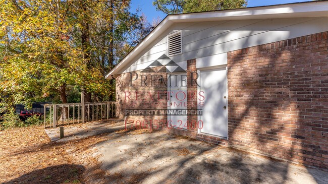 Building Photo - 3119 Fontaine Dr