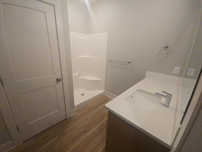 Building Photo - Modern 3-Bedroom Single-Family Home for Re...