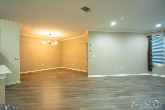 Building Photo - 350 W Elm St