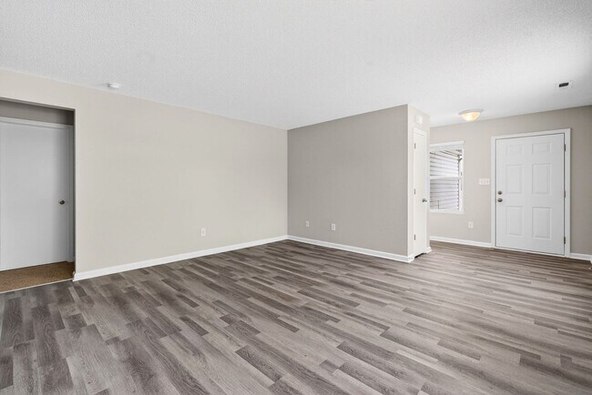 Building Photo - Gorgeous 3 Bed 2 Bath in Quiet Neighborhood!