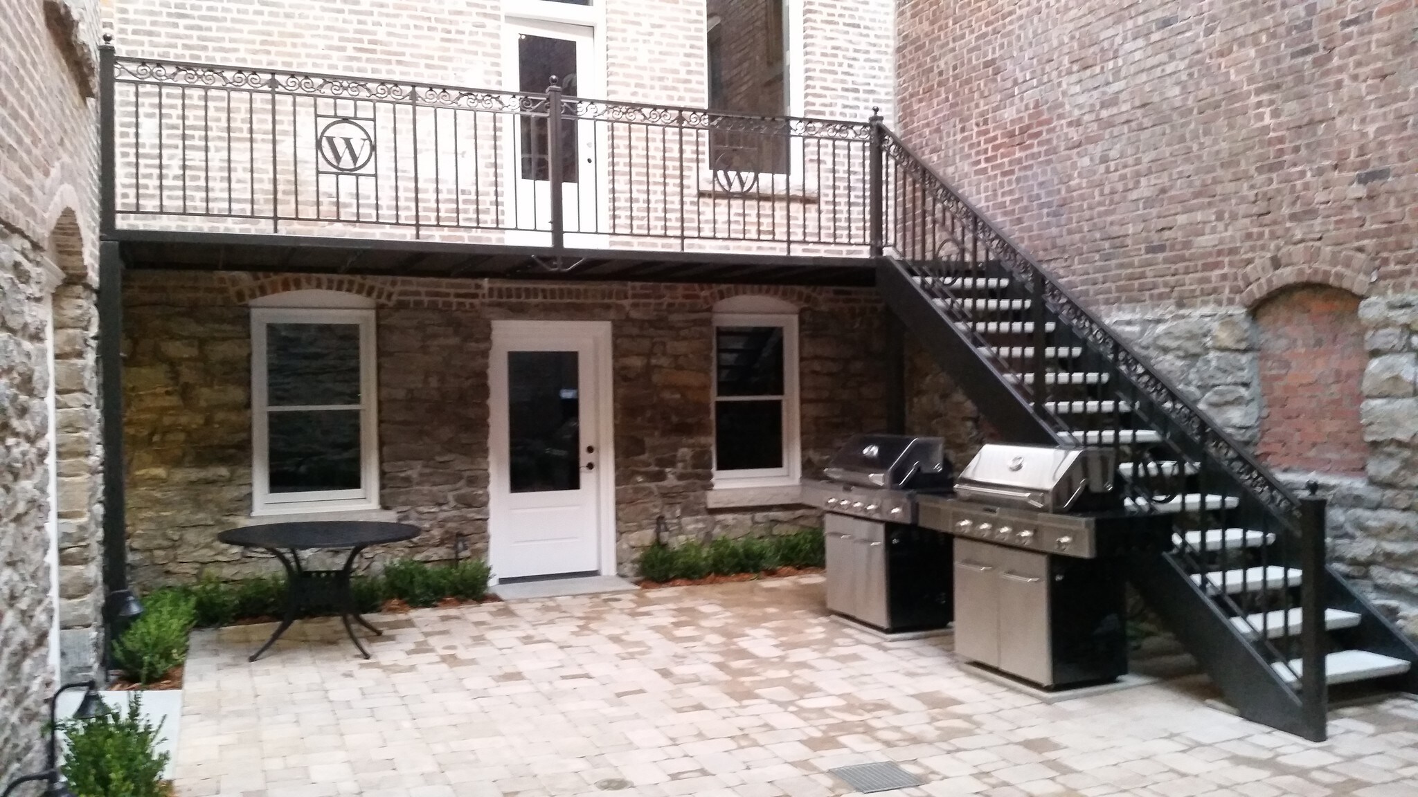 BBQ's in Courtyard - 114 E University St