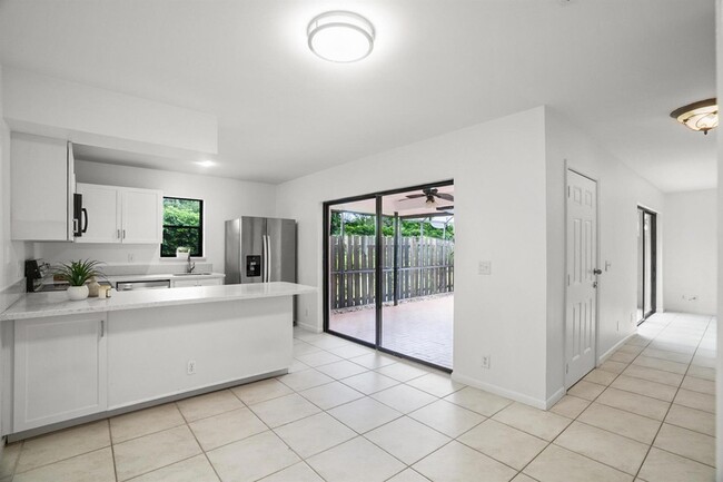 Building Photo - 7690 Courtyard Run W