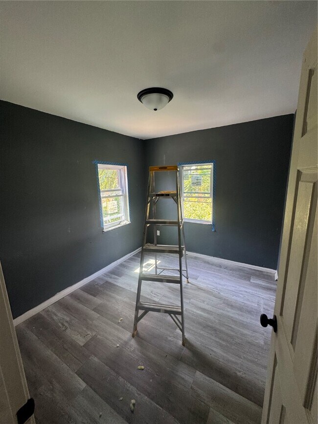 Building Photo - 5434 Maple Ave