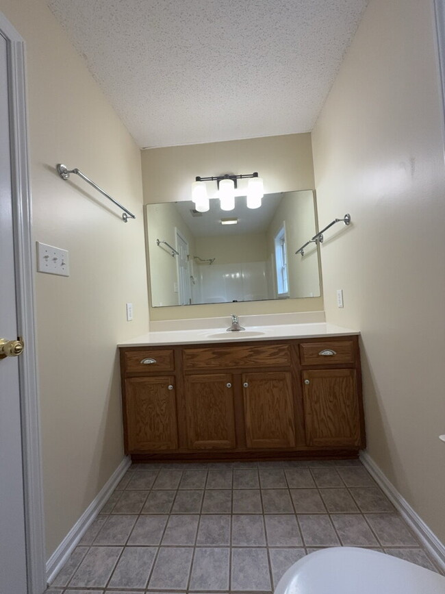 Building Photo - Three Bedroom Two and Half Full Bathroom R...