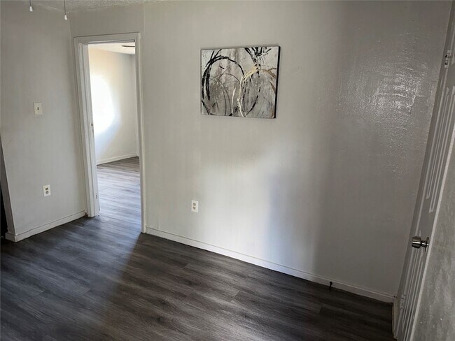 Building Photo - 5405 Suez St