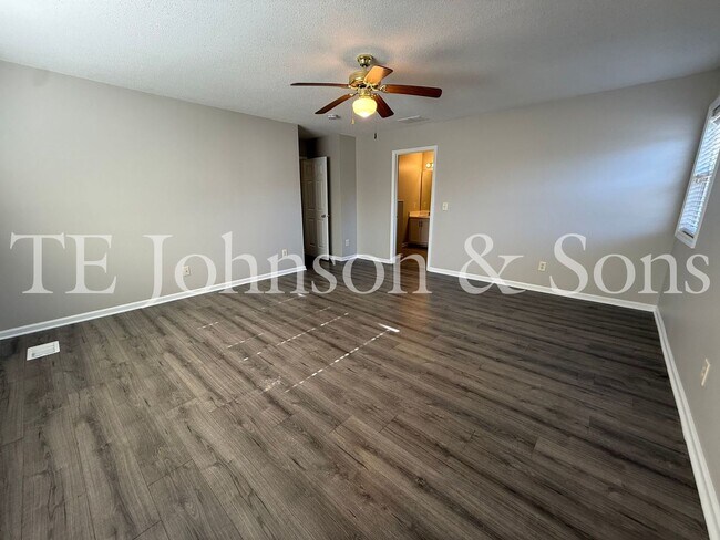 Building Photo - Spacious 4 Bedroom Home with Modern Comfor...