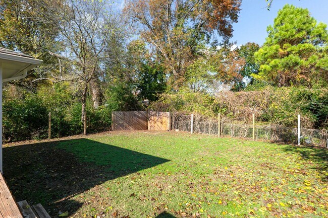 Building Photo - 3BR/1BA Home with W/D Hookups + Holiday Move-In Special $250 !!