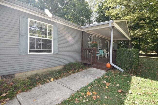 Building Photo - Country Home Available in Greenfield