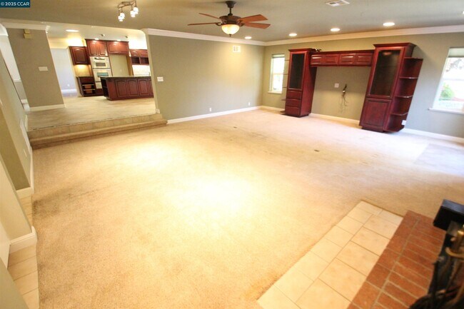 Building Photo - 898 Luxury Dr