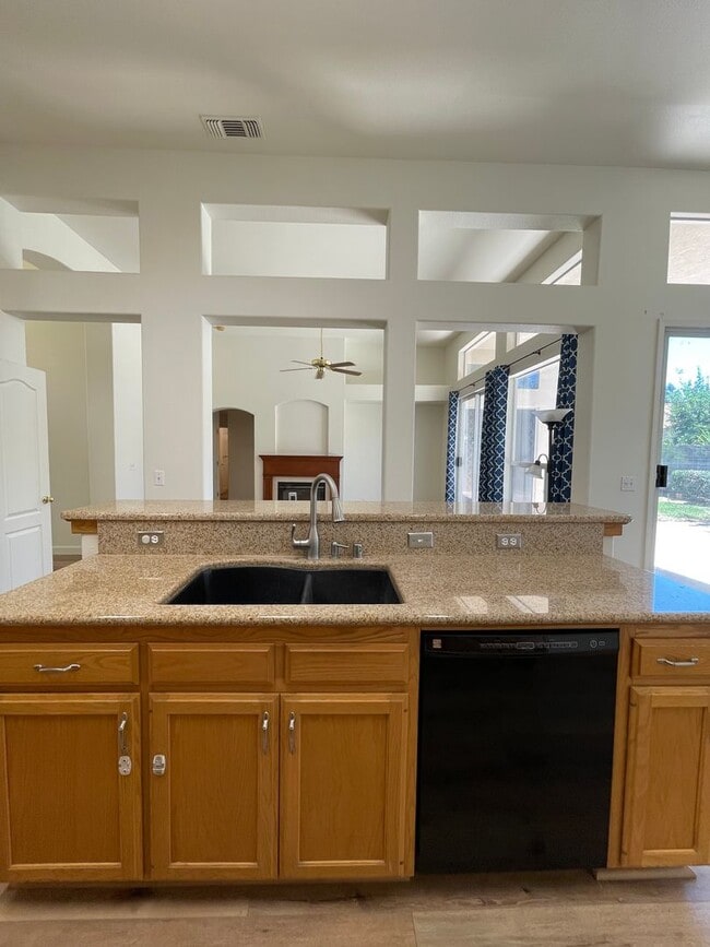 Building Photo - NEWLY LISTED & READY TO DAZZLE!