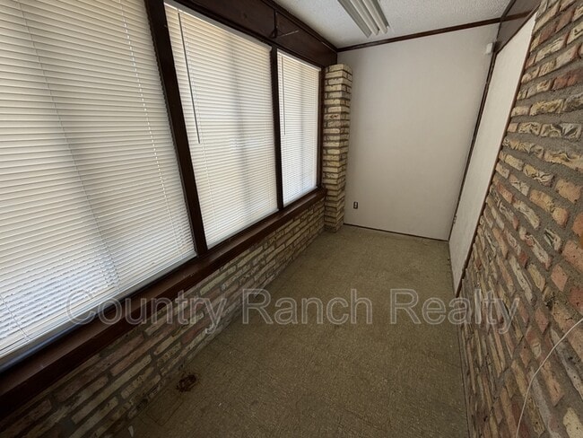 Building Photo - 1044 Paradise Dr