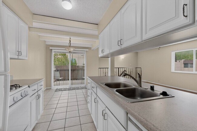 Building Photo - NE Affordable 2/BD 1/BA 1/CG 2nd Story NE Condo