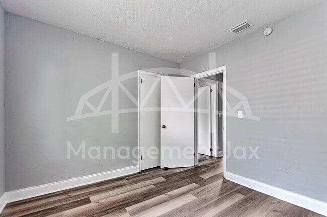 Building Photo - 1536 W 10th St