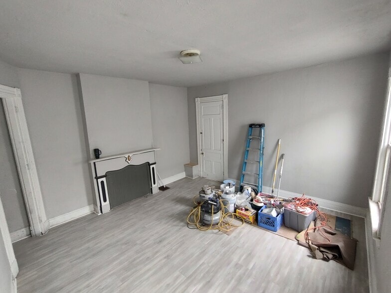 Large Living Room - 208 E 9th St