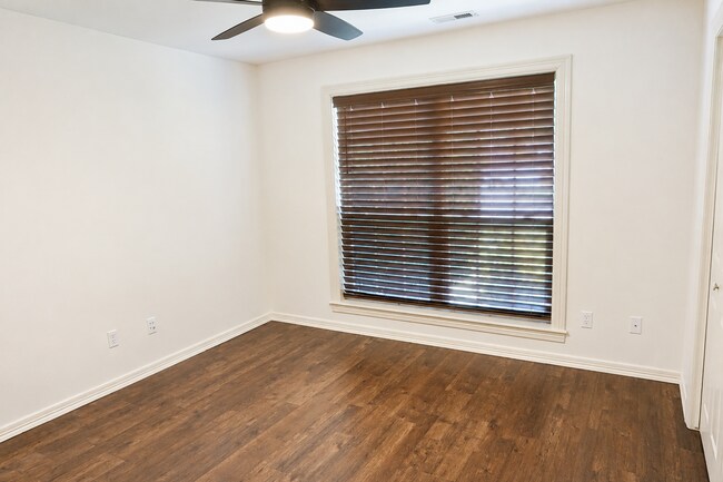 Building Photo - 5601 Country Ridge