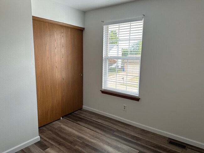 Building Photo - Beautiful 4Bedroom 2.5 bath 2 Car Garage I...