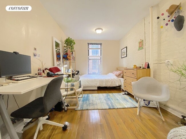 Primary Photo - 181 Thompson St