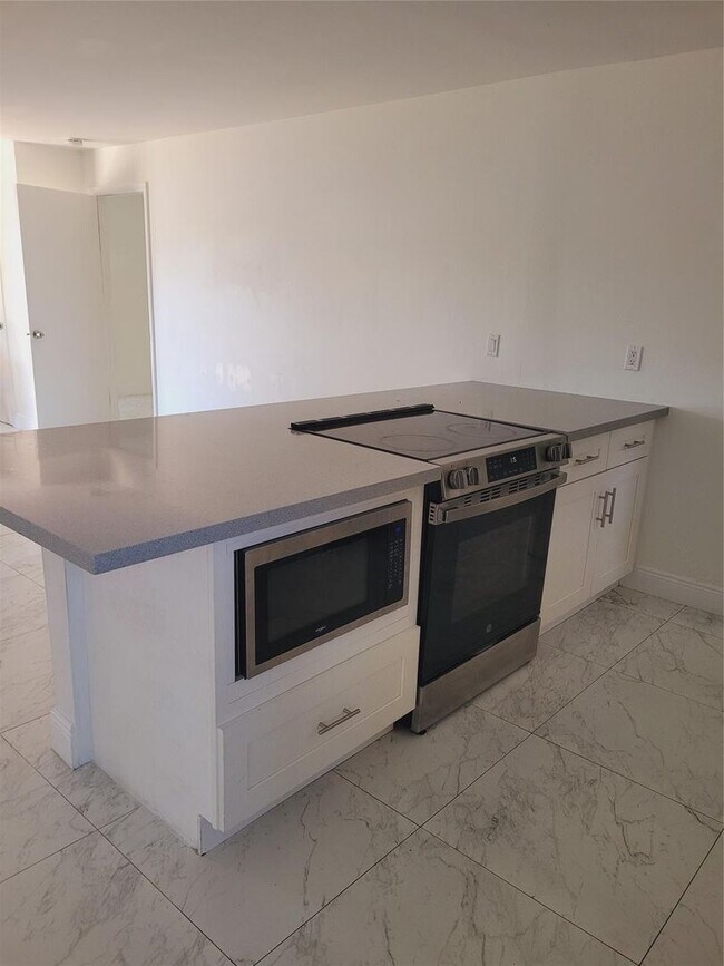 Building Photo - 770 NE 38th St