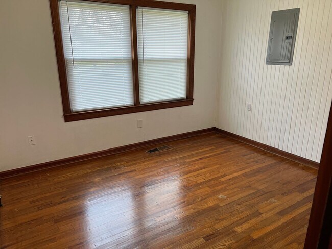 Building Photo - inviting 3-bedroom, 2-bath residence