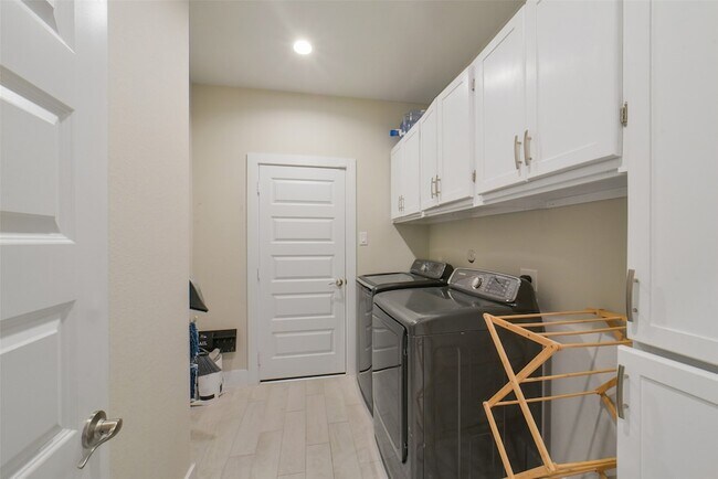 Building Photo - 23610 Iris Field Ct