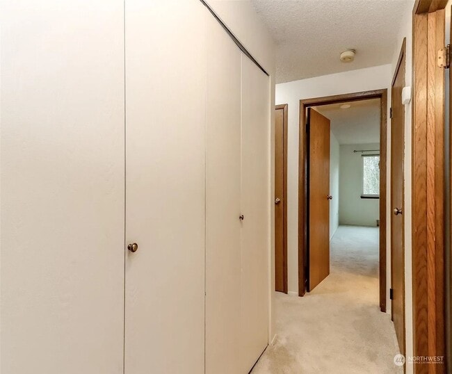 Building Photo - Lovely 2-Bedroom End Unit Condo in Cedarwo...