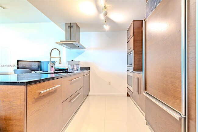 Building Photo - 495 Brickell Ave