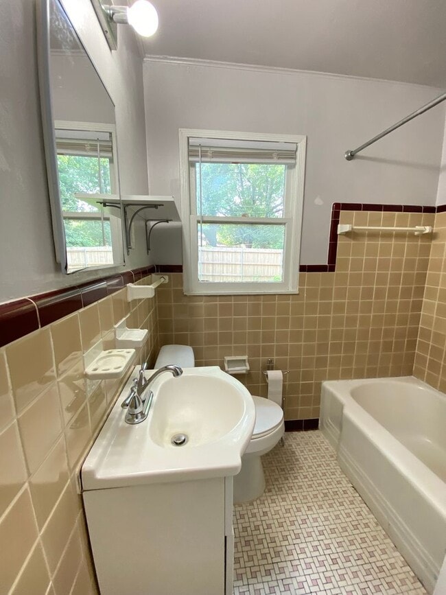 Building Photo - Cute 2 Bed 1 Bath in The Village