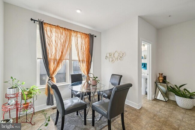 Building Photo - 251 Phoenix Dr