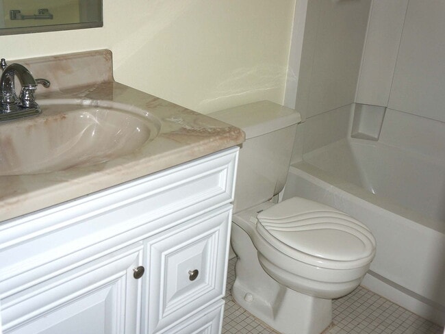 Building Photo - "Discover Urban Elegance: Spacious 2-Bed, 2-Bath Apartment in the Heart of Baltimore!"